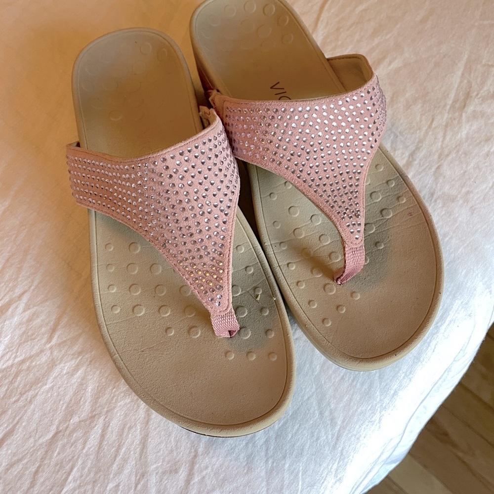 Vionic Naples Pink Studded Toe Post Sandals in EUC size 9